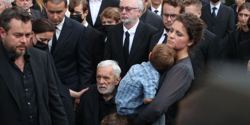 Josef Abrhám se synem Josefem a jeho rodinou na pohřbu Libuše Šafránkové.