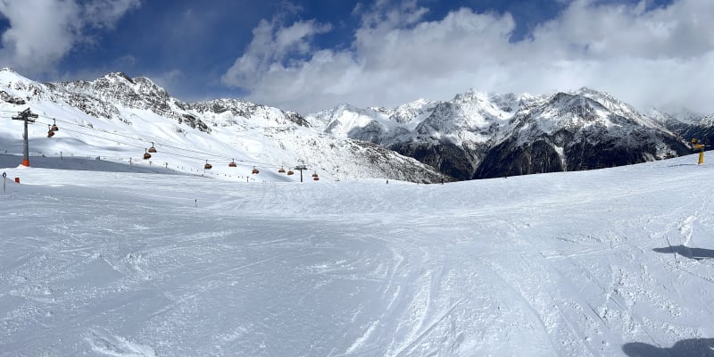 Pohled ze sedačkové lanovky na lyžařskou oblast rakouského Söldenu, kde se nacházejí jedny z nejznámějších ledovců v sousední zemi.