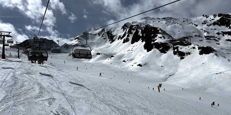 Pohled ze sedačkové lanovky na lyžařskou oblast rakouského Söldenu, kde se nacházejí jedny z nejznámějších ledovců v sousední zemi.