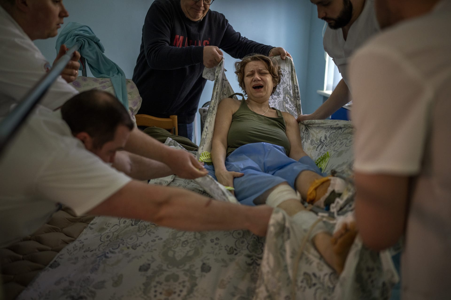 Olena Viterová (45) přišla při ýbuchu nejen o levou nohu, ale také 14letého syna Ivana. Fotografie z 10. května zachycuje její přemisťování na operační sál v kyjevské nemocnici
