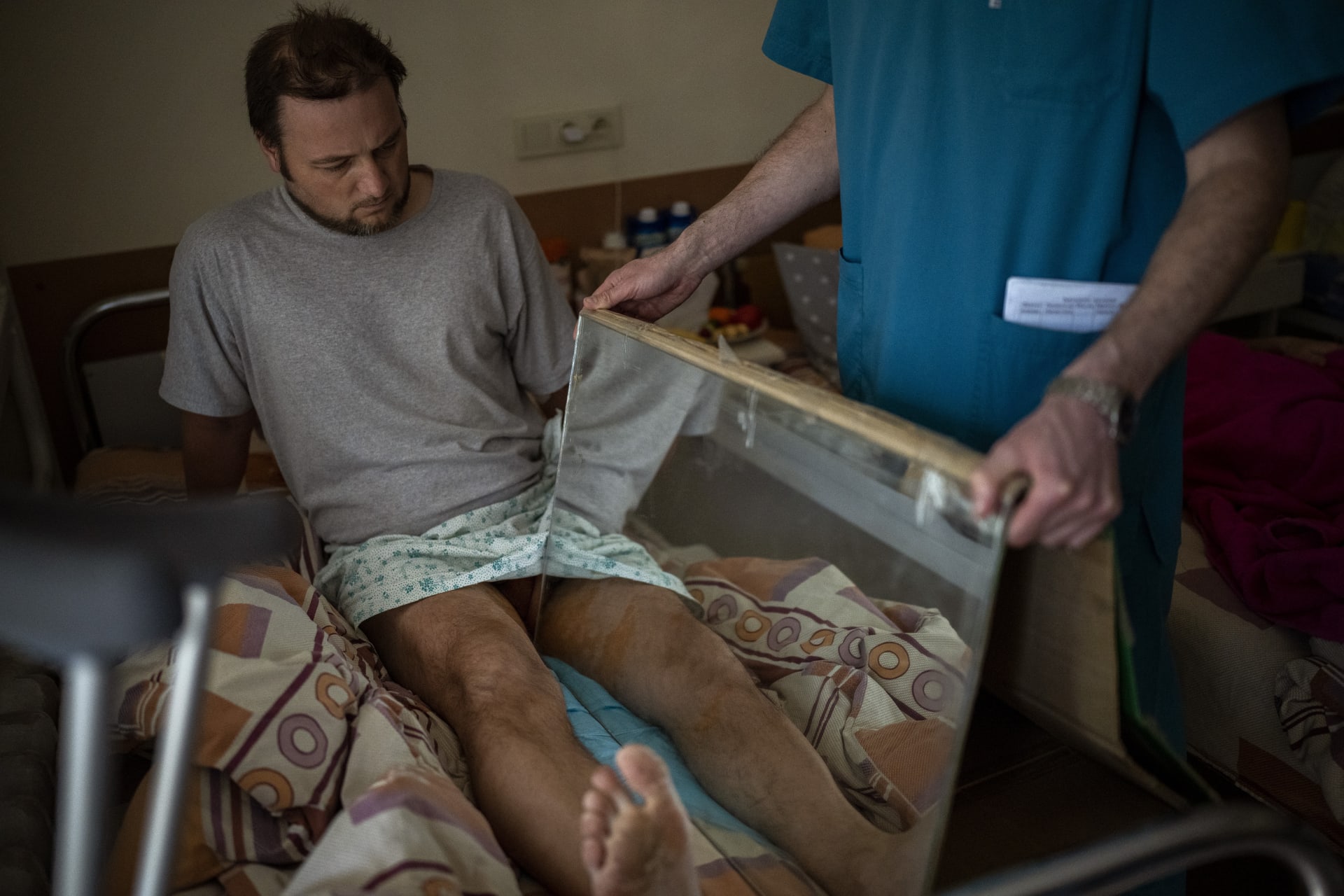 Saša Gorochivskyj (38) podstupuje v kyjevské nemocnici tzv. zrcadlovou terapii pro zmírnění fantomové bolesti. O levou nohu pod kolenem přišel 22. března poté, co ho postřelil člen teritoriální obrany, který si ho spletl se špiónem. Fotografie byla poří...