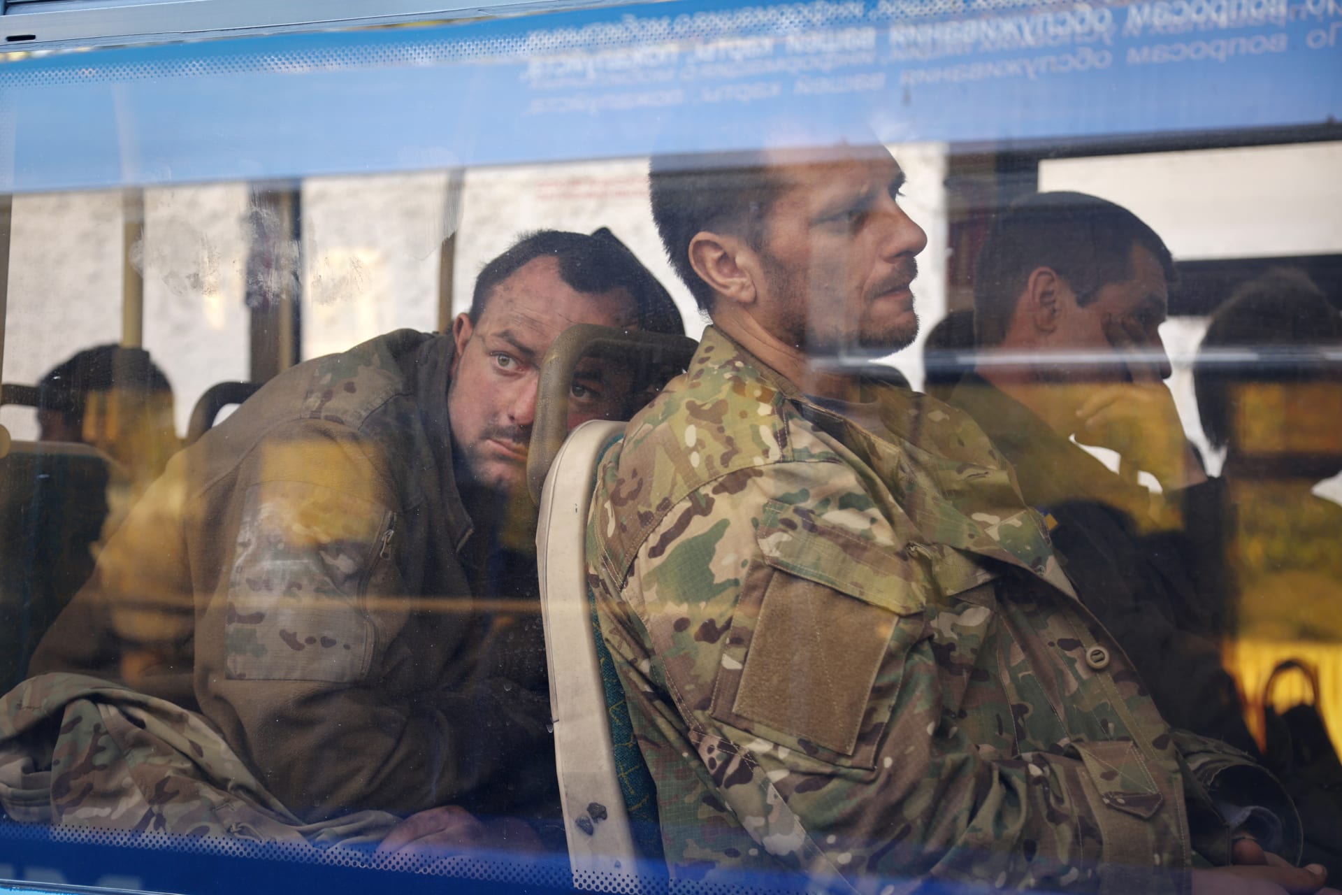 Ukrajinští vojáci opouštějí v autobusech ocelárny Azovstal v Mariupolu (17. května).