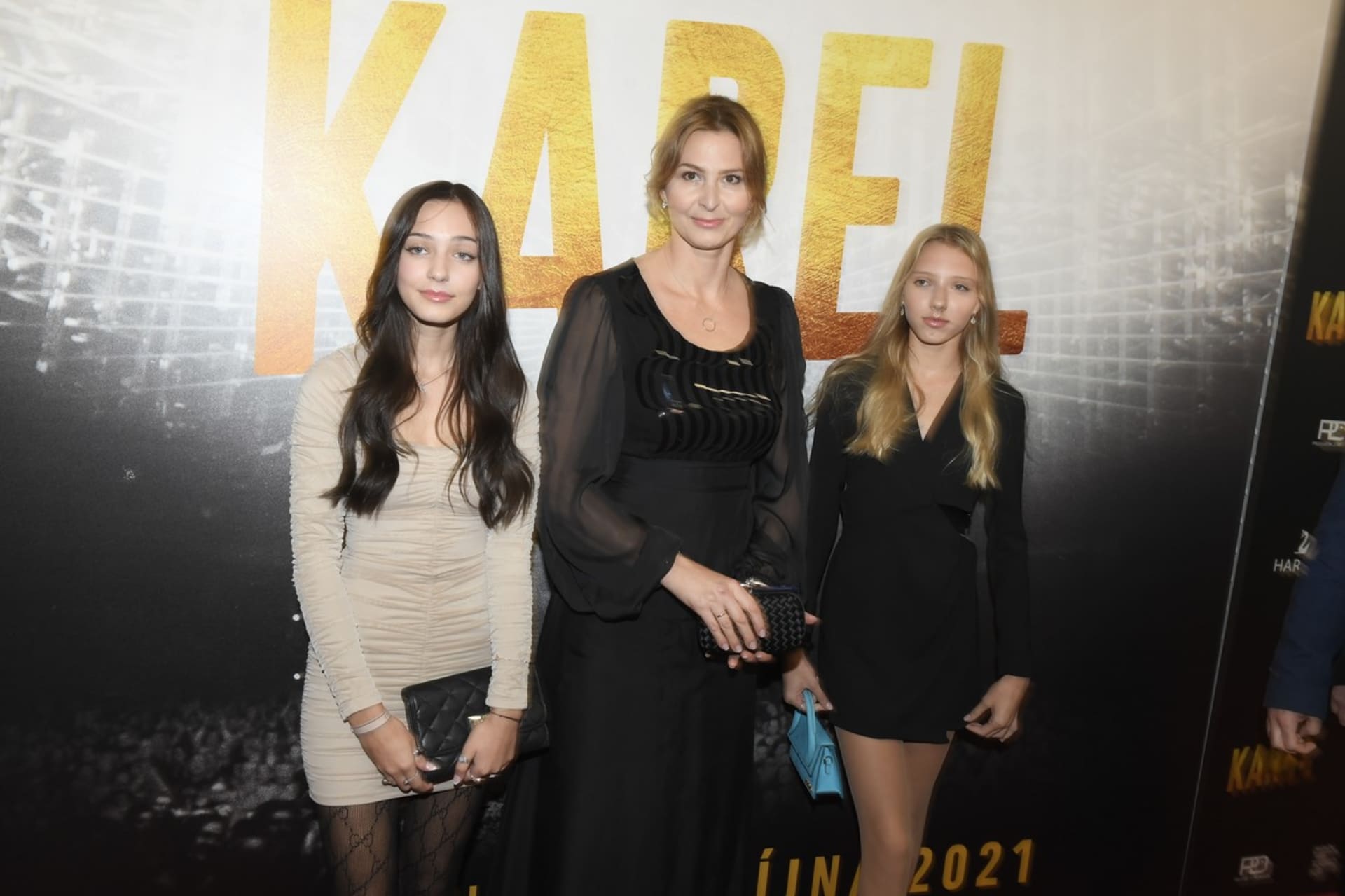 Ivana Gottová s dcerami znovu vstoupila na veřejnost až při premiéře filmu Karel.