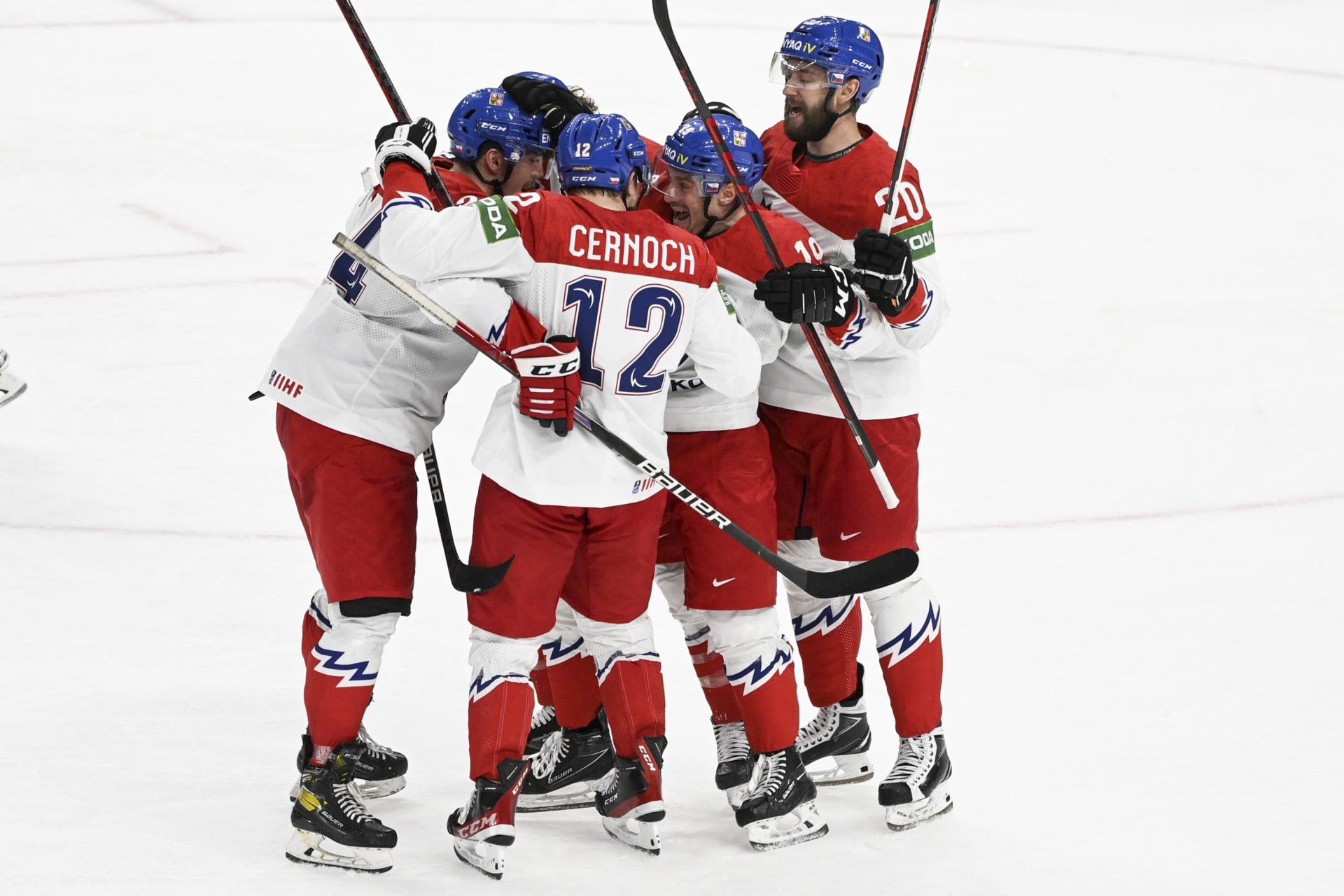 Čeští hokejisté se radují z branky do sítě Velké Británie