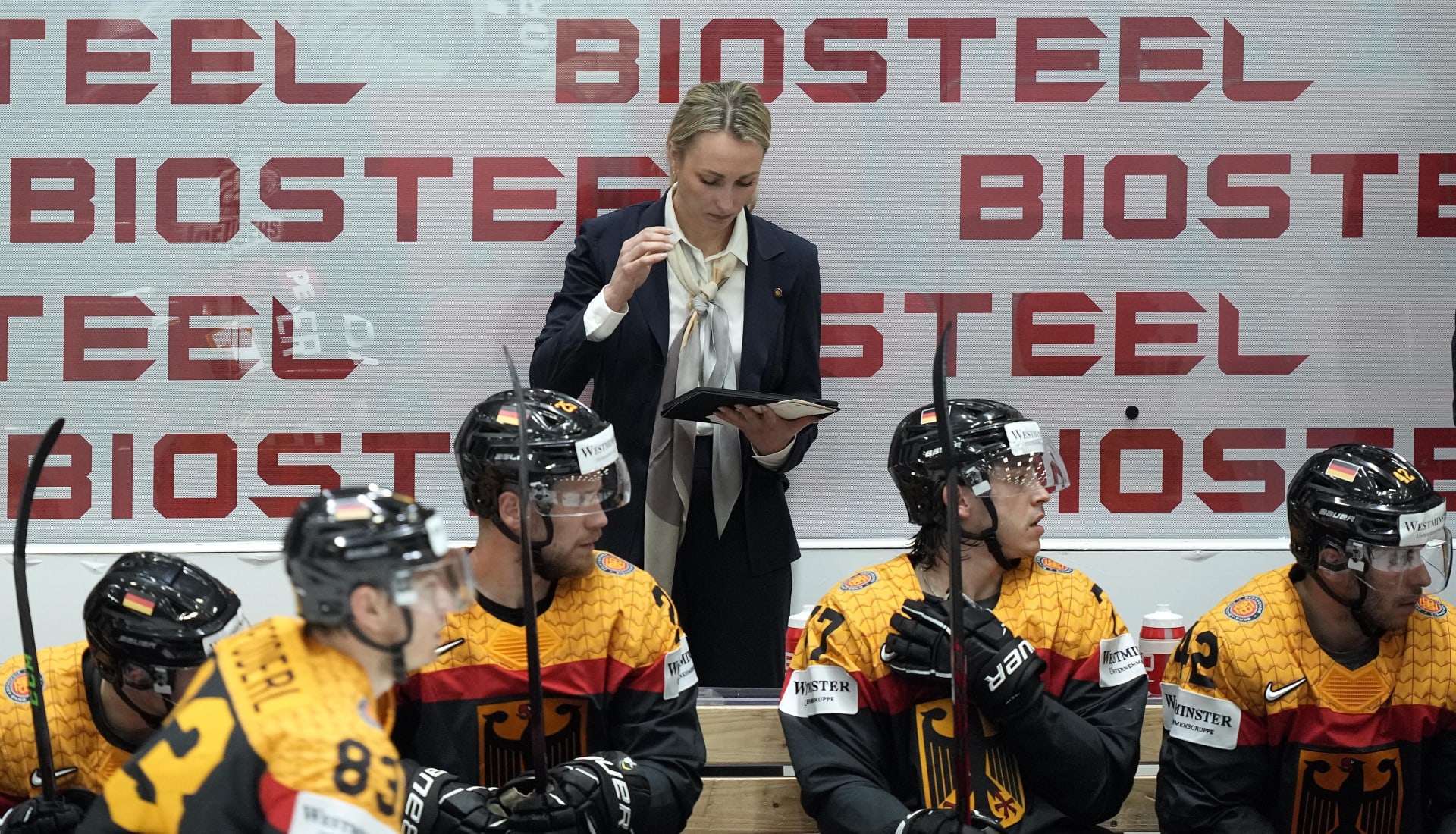 Asistentka trenéra německých hokejistů Jessica Campbellová předává pokyny hráčům.