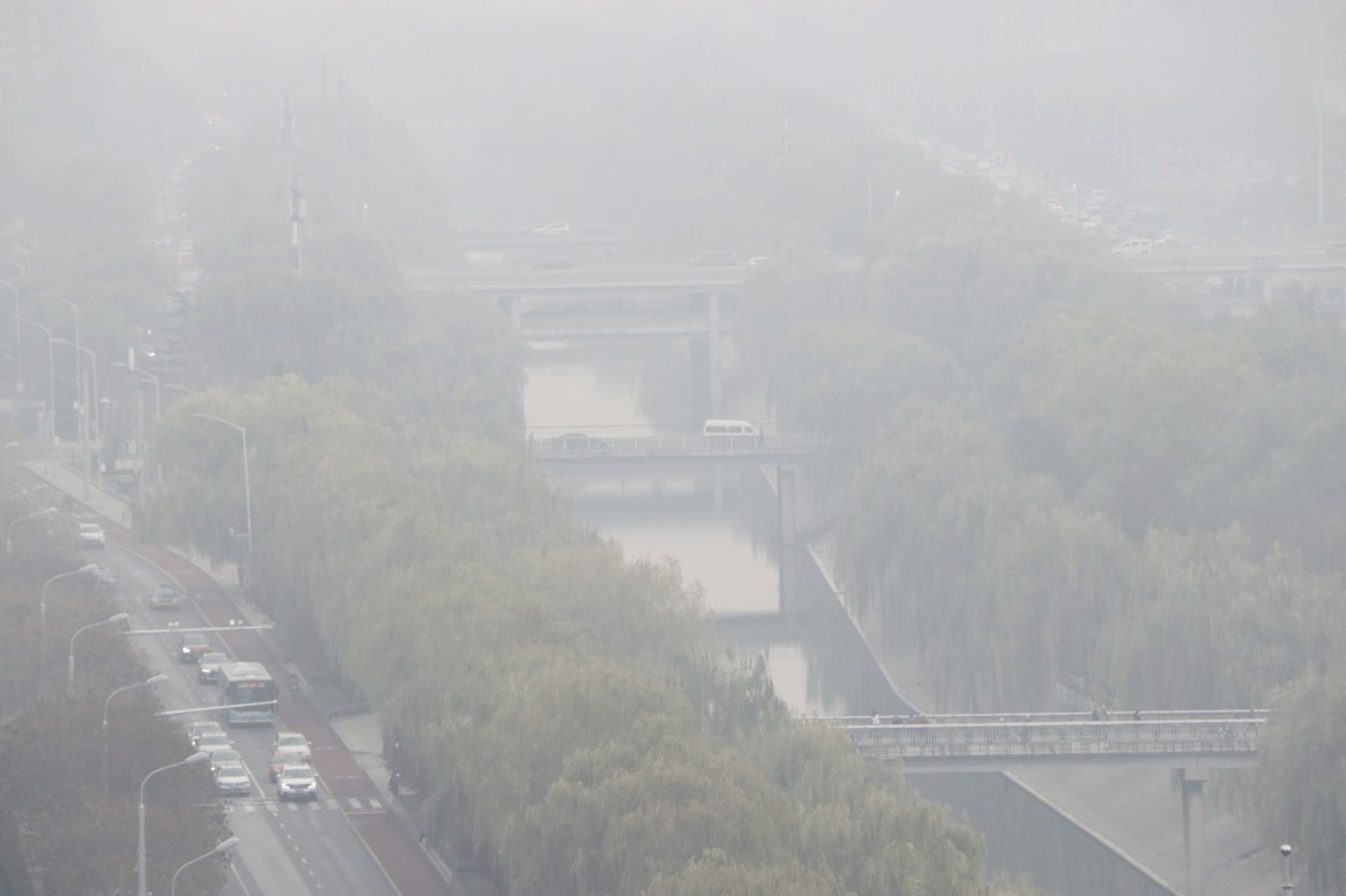 Těžký smog v Pekingu (18. 11. 2021)