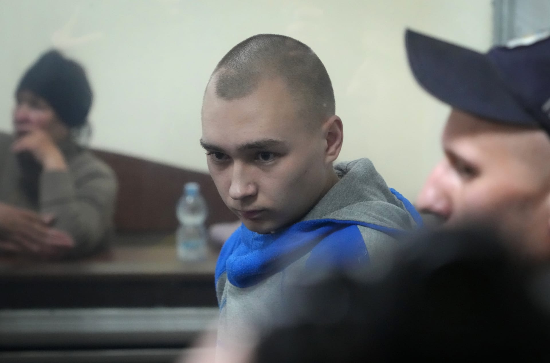 Ruský voják obžalovaný ze zabití civilisty přiznal u soudu v Kyjevě vinu.