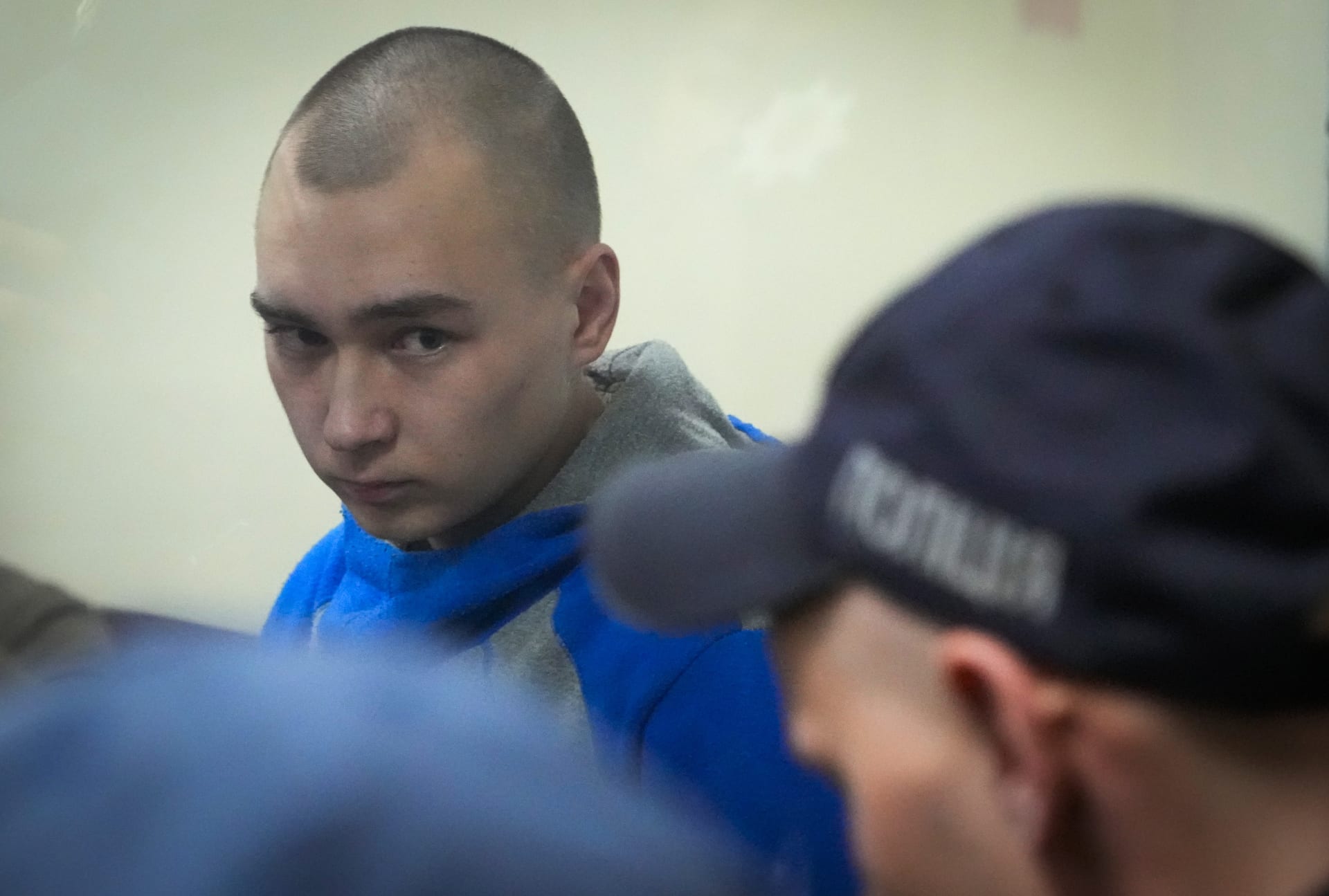 Ruský voják obžalovaný ze zabití civilisty přiznal u soudu v Kyjevě vinu.