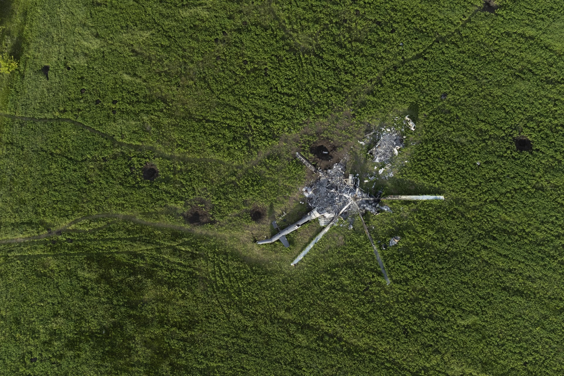 Zbytky sestřeleného ruského vrtulníku u vesnice Malaja Rohan v Charkovské oblasti