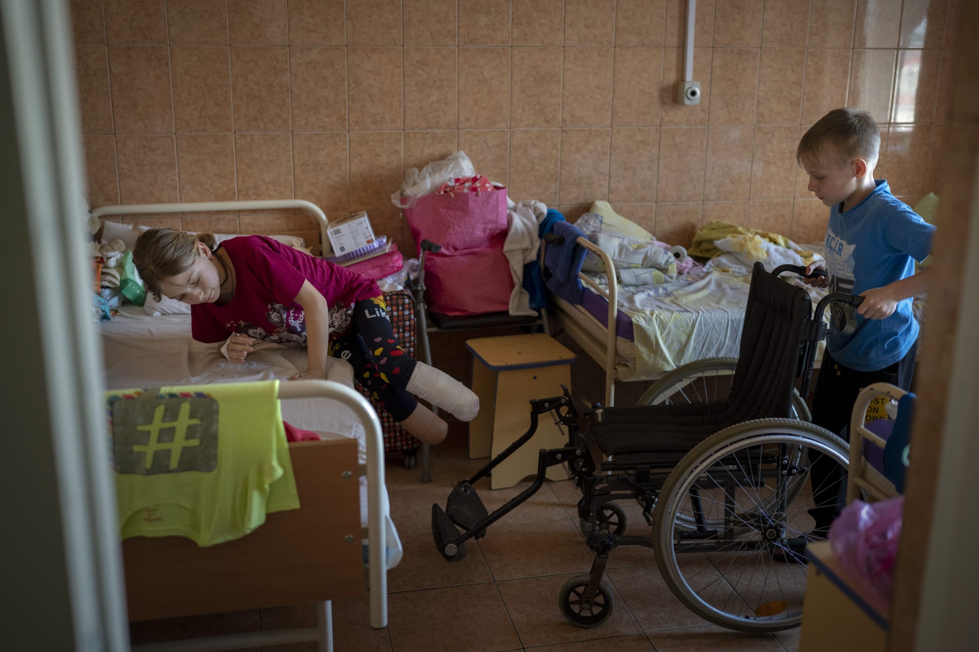 Teprve 11letá Jana Stepanenková přišla o obě nohy během dubnového raketového útoku na nádraží ve městě Kramatorsk, odkud odjížděly evakuační vlaky. O nohu přišla také její matka Nataša. Bez zranění vyvázl jen bratr Jarik (na fotografii, která vznikla 12...