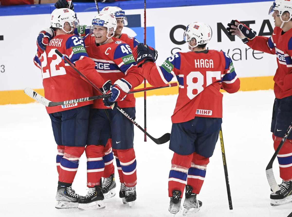 Hokejisté Norska se radují ze vstřeleného gólu proti Rakousku