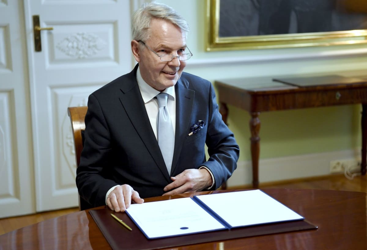 Finský ministr zahraničí Pekka Haavisto podepisuje 17. května 2022 v Helsinkách petici za podání žádosti o členství v NATO.