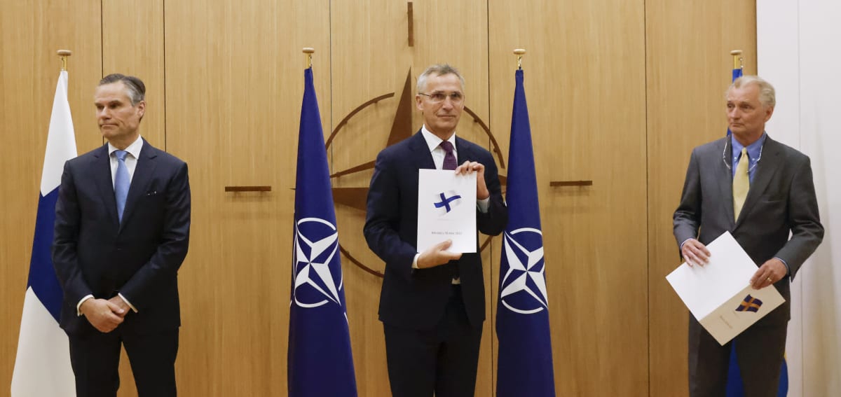 Zástupci Švédska a Finska podali přihlášku do NATO.