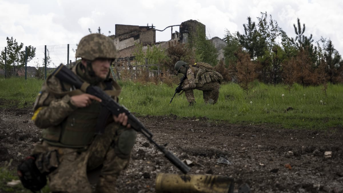 Ukrajinští vojáci během hlídky v jedné ze znovudobytých vesnic v Charkovské oblasti