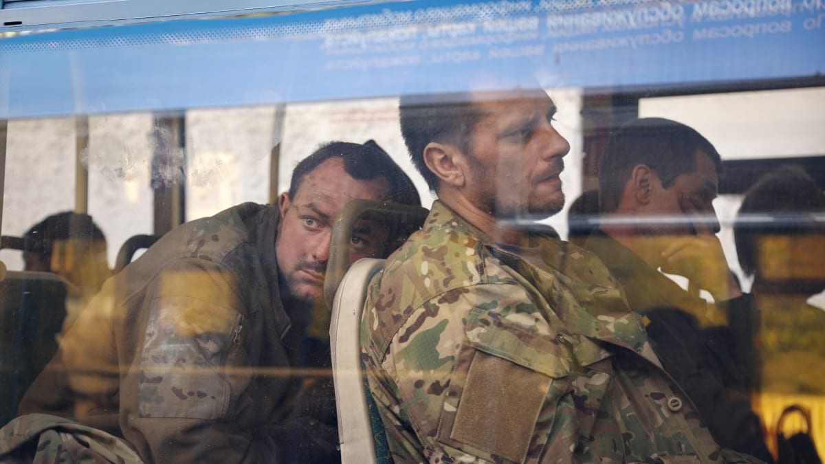 Ukrajinští vojáci opouštějí v autobusech ocelárny Azovstal v Mariupolu a míří do ruského zajetí. (Fotografie ze 17. května)