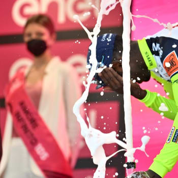 Biniam Girmay bouchl šampaňské. A tím pro něj letošní Giro d´Italia skončilo.