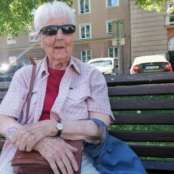 Pamětnice. 91letá Anna Satková viděla v roce 1945 umírat mnoho ruských i německých vojáků. Děsí ji, že se stejně krutá válka nyní odehrává na Ukrajině