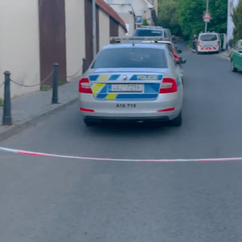 Policie prověřuje nález mrtvého novorozence v igelitovém pytli v Praze 5.
