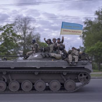 Ukrajinští vojáci v Charkovské oblasti. Na horní části vlajky stojí „Sláva Ukrajině“, na té spodní „Smrt nepřátelům“.
