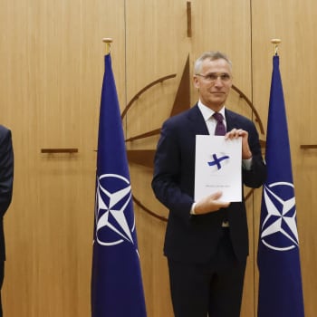 Zástupci Švédska a Finska podali přihlášku do NATO.