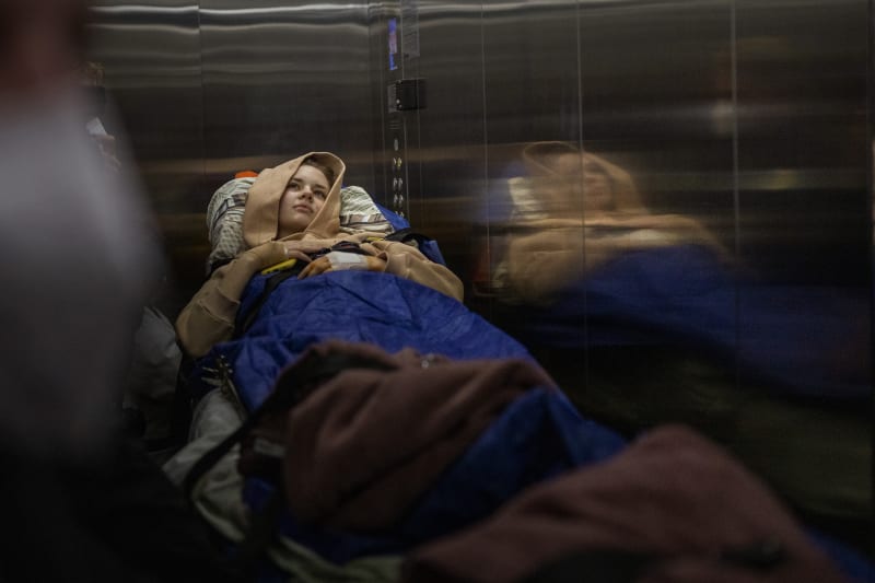 Nasťu Kuzikovou (21) zastihl 17. března v Černigově bombový útok, když se vracela domů od svého bratra. Přišla o pravou nohu pod kolenem a vážně zraněnou má i levou. Fotografie byla pořízena 5. května v kyjevské nemocnici.