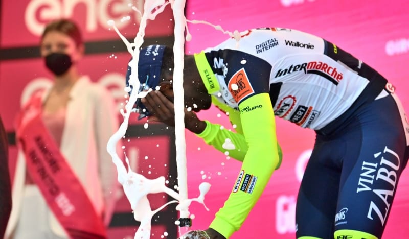 Biniam Girmay bouchl šampaňské. A tím pro něj letošní Giro d´Italia skončilo.