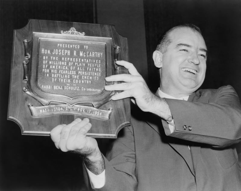 McCarthy se slavnostní plaketou v listopadu 1953, pouhý měsíc před důtkou Senátu