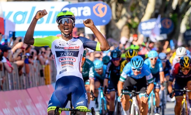 Biniam Girmay se raduje ze svého prvního vítězství na Grand Tour.