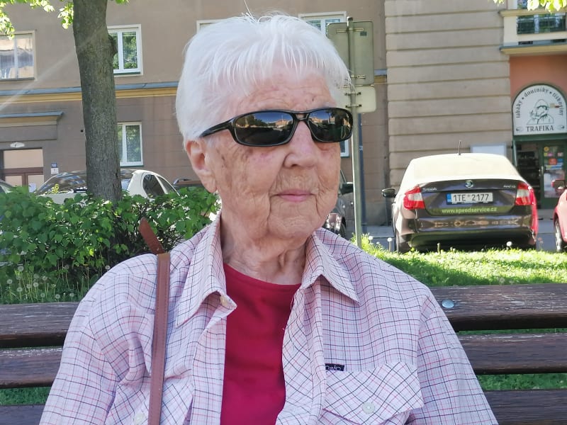Pamětnice. 91letá Anna Satková viděla v roce 1945 umírat mnoho ruských i německých vojáků. Děsí ji, že se stejně krutá válka nyní odehrává na Ukrajině