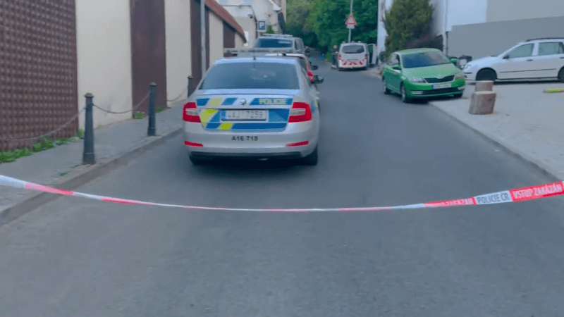 Policie během prověřování nálezu mrtvého novorozence v igelitovém pytli v Praze 5.