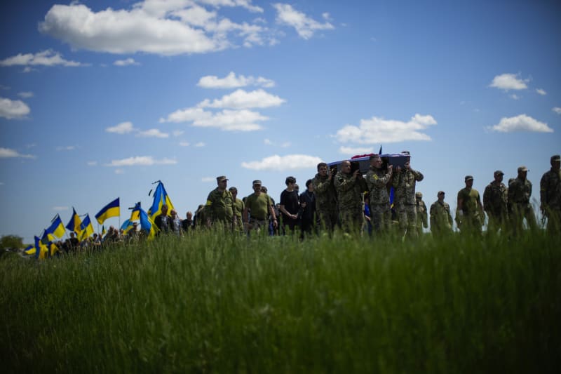 Ukrajinští vojáci ve městě Zorja Truda nedaleko Oděsy nesou rakev s kolegou Volodymyrem Losevem, který zemřel, když s vojenským autem najel na minu