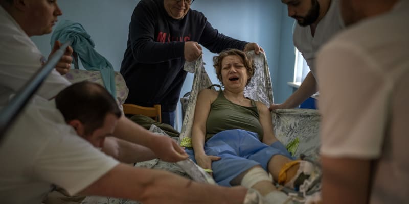 Olena Viterová (45) přišla při ýbuchu nejen o levou nohu, ale také 14letého syna Ivana. Fotografie z 10. května zachycuje její přemisťování na operační sál v kyjevské nemocnici