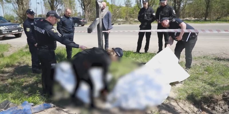Na Ukrajině našli v hrobě tělo zavražděného Čecha.