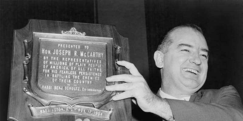 McCarthy se slavnostní plaketou v listopadu 1953, pouhý měsíc před důtkou Senátu