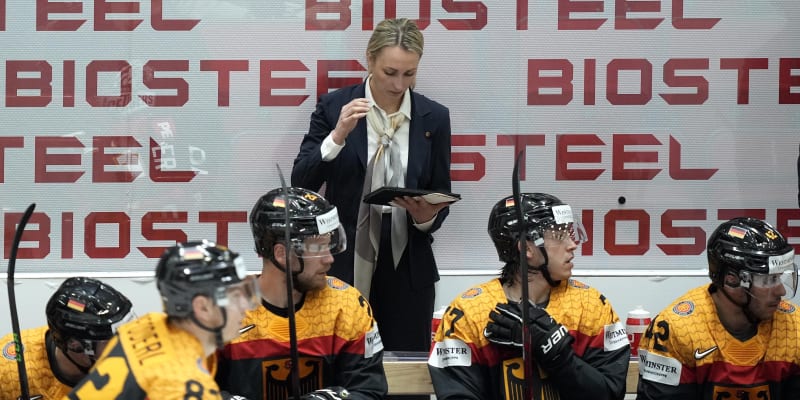 Asistentka trenéra německých hokejistů Jessica Campbellová předává pokyny hráčům.