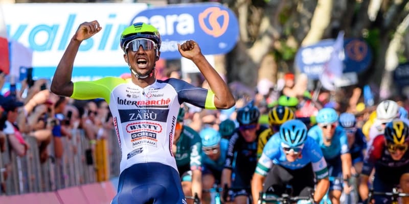 Biniam Girmay se raduje ze svého prvního vítězství na Grand Tour.