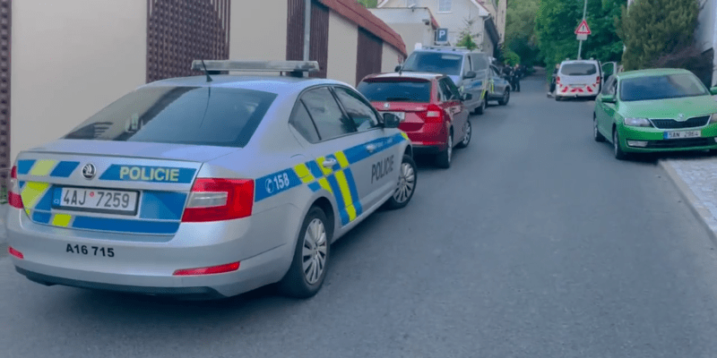Policie během prověřování nálezu mrtvého novorozence v igelitovém pytli v Praze 5.