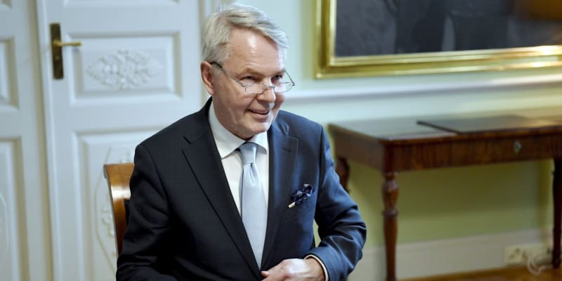 Finský ministr zahraničí Pekka Haavisto podepisuje 17. května 2022 v Helsinkách petici za podání žádosti o členství v NATO.