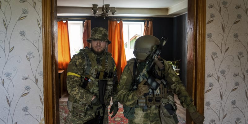 Ukrajinští vojáci během prohlídky bytu v jedné ze znovudobytých vesnic v Charkovské oblasti