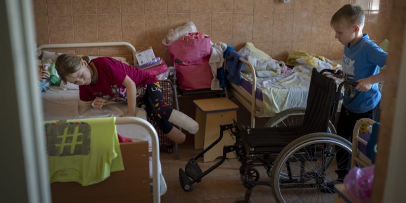 Teprve 11letá Jana Stepanenková přišla o obě nohy během dubnového raketového útoku na nádraží ve městě Kramatorsk, odkud odjížděly evakuační vlaky. O nohu přišla také její matka Nataša. Bez zranění vyvázl jen bratr Jarik (na fotografii, která vznikla 12...