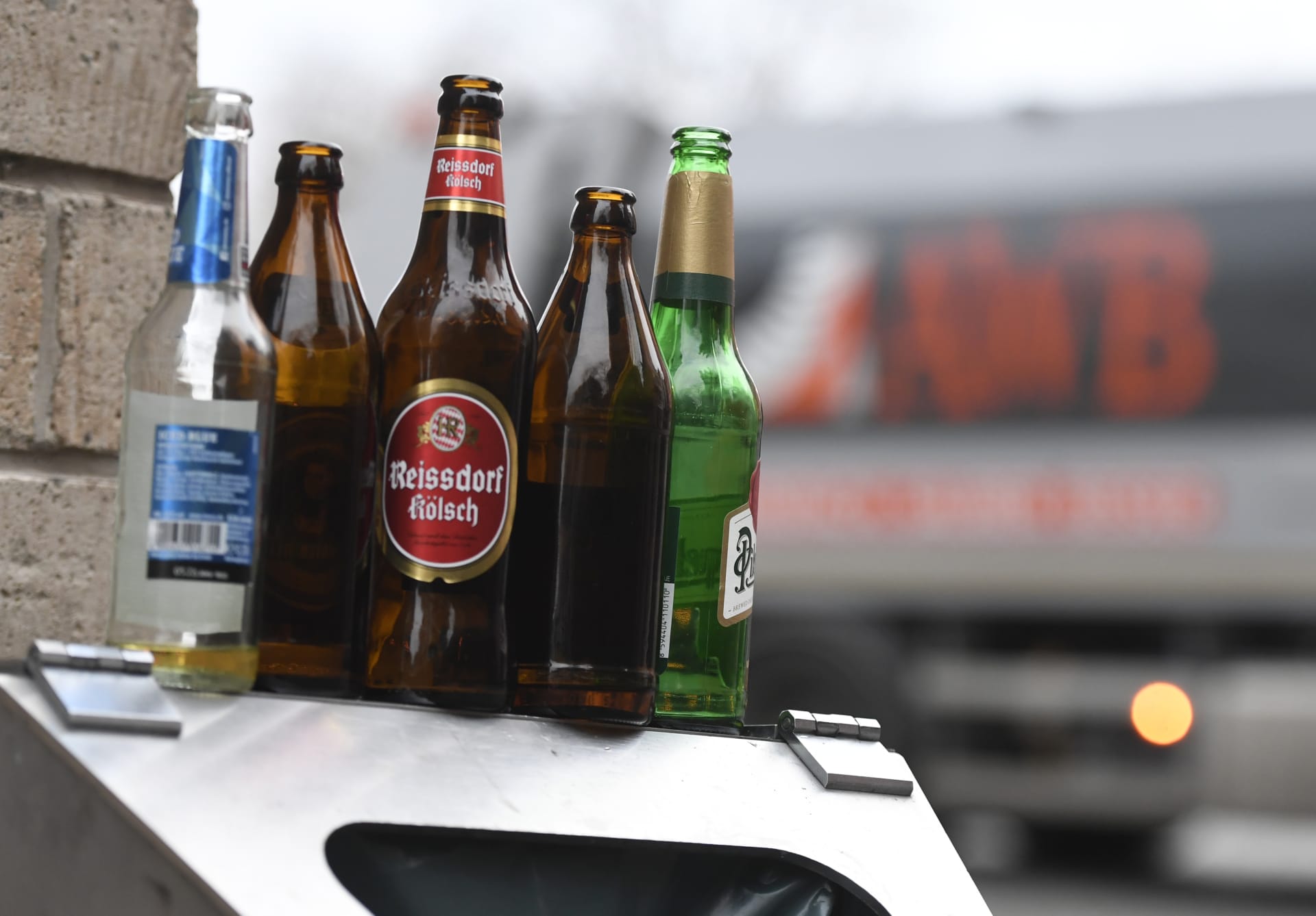 I toto je obrázek současného Německa, kdy pivní láhve nekončí v obchodech, přestože jsou zálohované, ale na odpadkovém koši. 