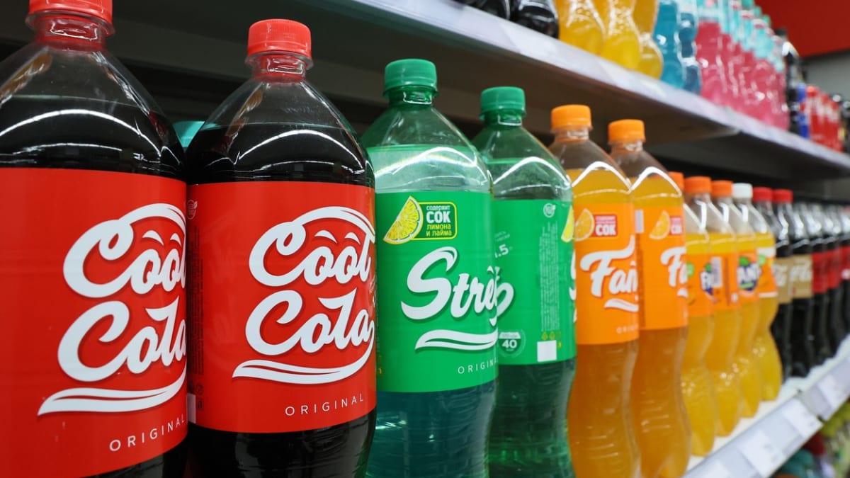 Ruská firma Očakovo představila novou řadu nealkoholických nápojů s názvy CoolCola, Fancy a Street.