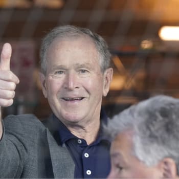 Exprezident USA George Bush na baseballovém zápase v květnu 2022