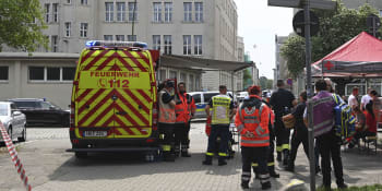 Střelba v německé škole: Útočník vážně zranil ženu, policie pátrá po možném komplici s kuší