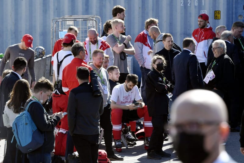 Hráči Dánska museli stejně jako Němci vyčkávat před halou.