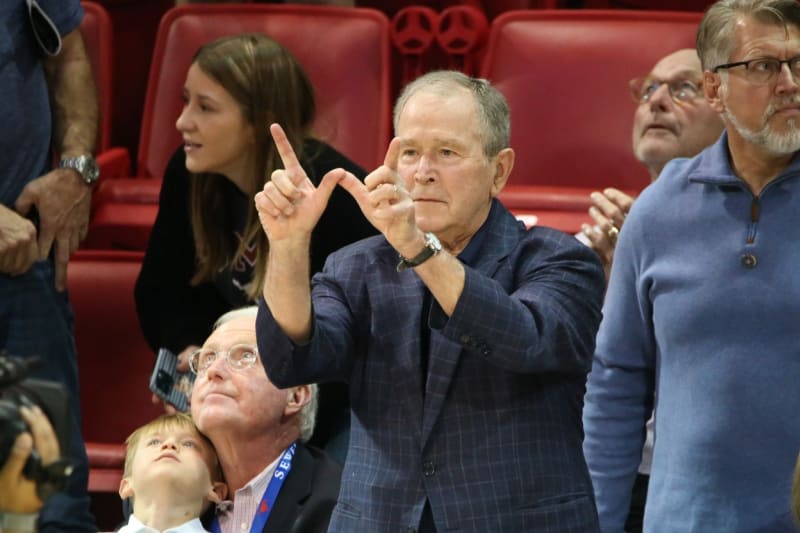 George Bush na basketbalovém zápase