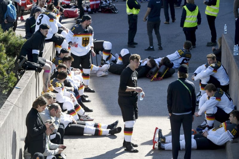Hráči německé reprezentace nestihl při evakuaci sundat výstroj.