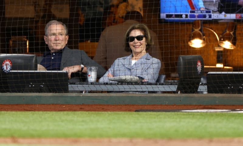 George Bush na baseballovém zápase v roce 2022