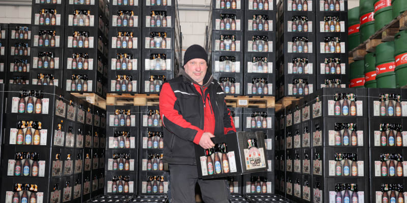 Zaměstnanec pivovaru Sudenburger z německého Magdeburgu Dennis Conrad přemísťuje basu piv ve skladu. 
