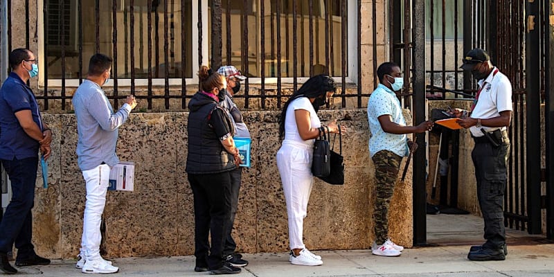 Lidé čekají ve frontě před americkým velvyslanectví v Havaně poté, co konzulát obnovil vydávání některých imigračních víz Kubáncům, která byla od roku 2017 pozastavena kvůli údajným „zvukových útokům“. Tehdejší prezident Donald Trump obvinil Havanu z jejich provádění proti zaměstnancům velvyslanectví.